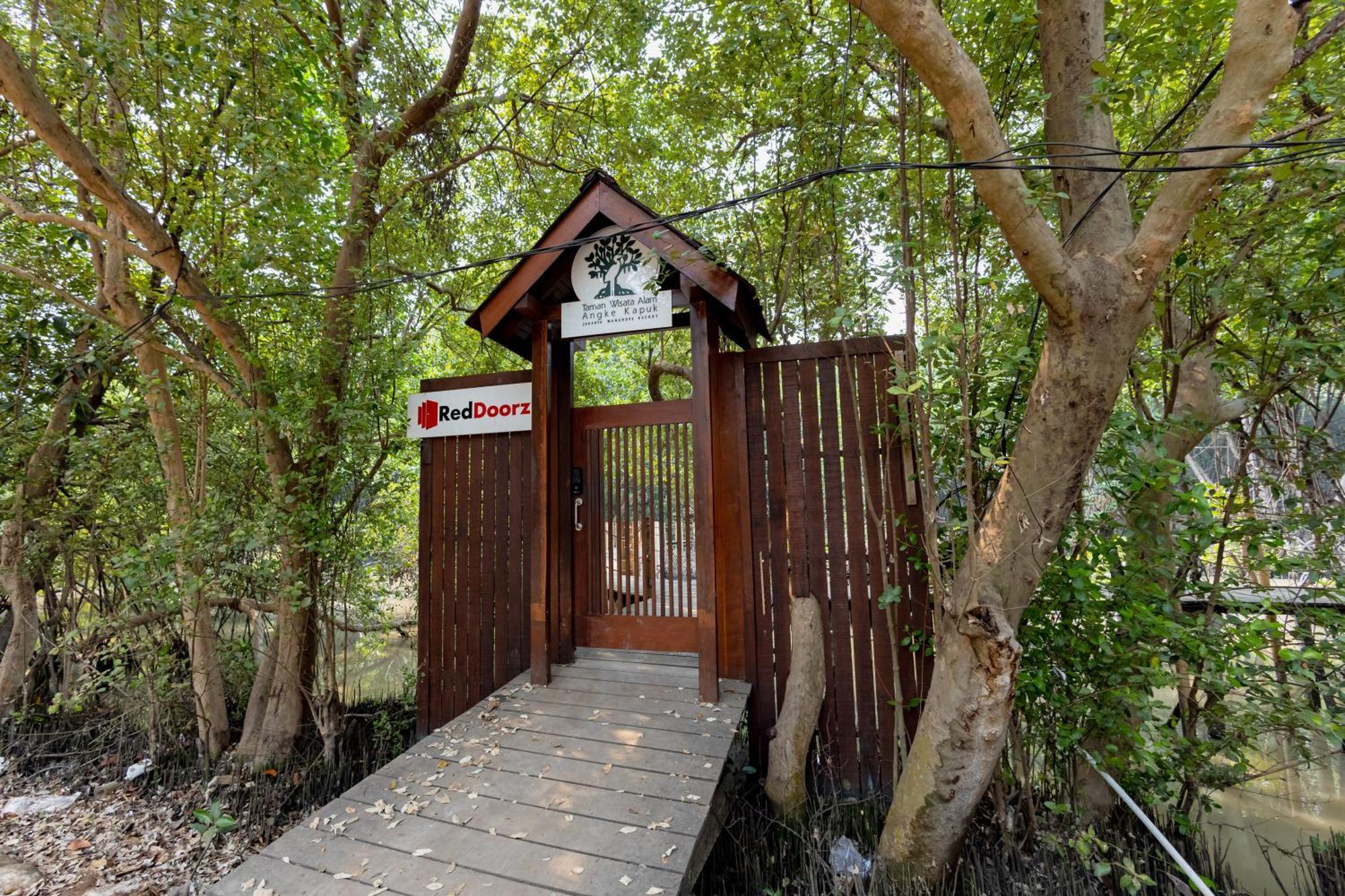Reddoorz Resort @ Taman Wisata Mangrove Giacarta Esterno foto
